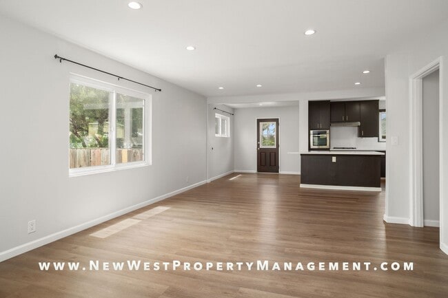 Building Photo - Upgraded Oceanside 3 Bedroom, Available Now! Small Pet OK!