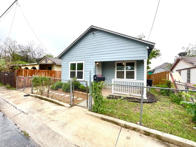 Building Photo - Move-In Ready 3BD/2BA – Laminate Floors, Fenced Yard & Prime Location! ACCEPTS SECTION 8