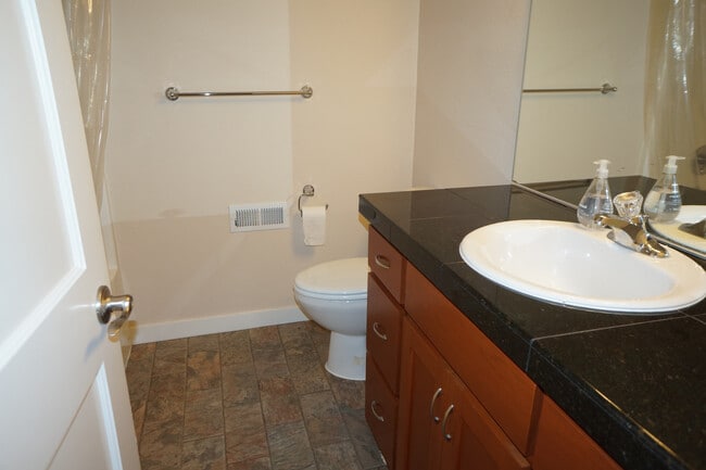 Building Photo - Stunning SW Portland (Arranmore) 4-bedroom...