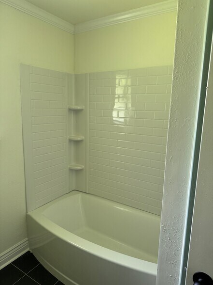 Tub/Shower - 14747 S Harrells Ferry Rd