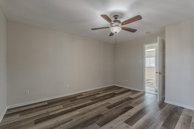 Building Photo - 20702 Settlers Lake Cir N