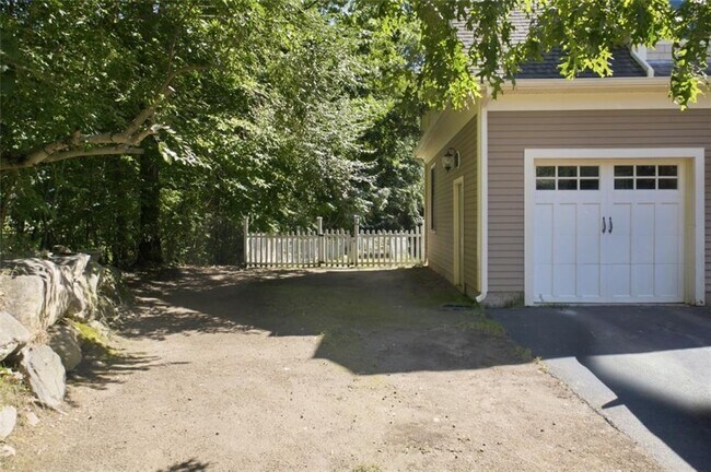 Building Photo - 37 Seabury Dr
