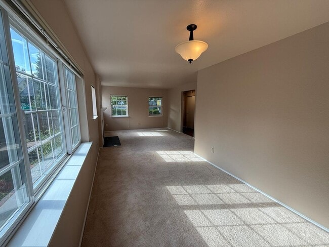 Building Photo - 3 Bed 2.5 Bath House In Leschi