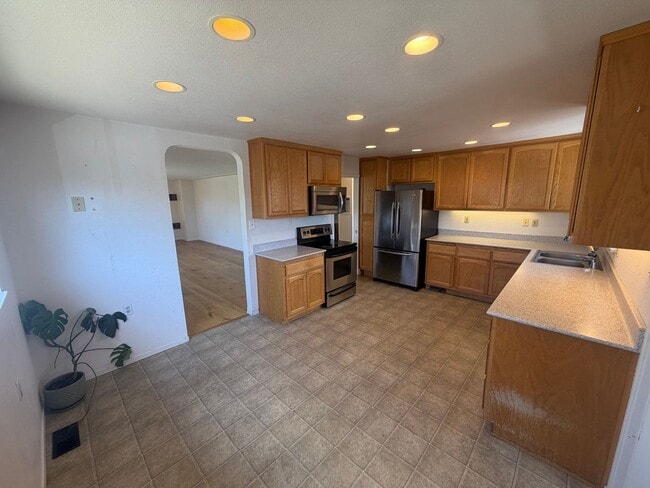 Building Photo - Spacious 4 Bedroom | 3 Bathroom | House in Curtis Park