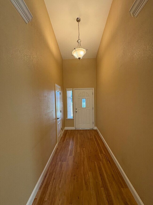 Building Photo - NW Visalia Available Now!