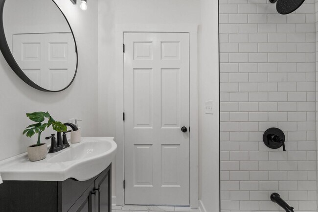 Building Photo - Modern Charm in Desirable East Ridge Neighborhood