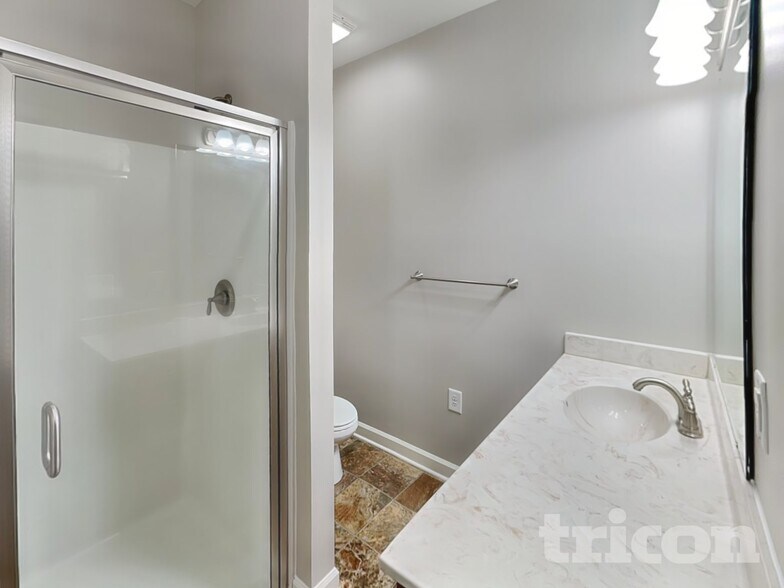 Building Photo - 8203 Knollwood Cir