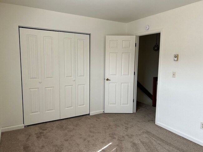 Building Photo - Quiet and Sunlit Townhome with Attached Garage and Washer/Dryer Included