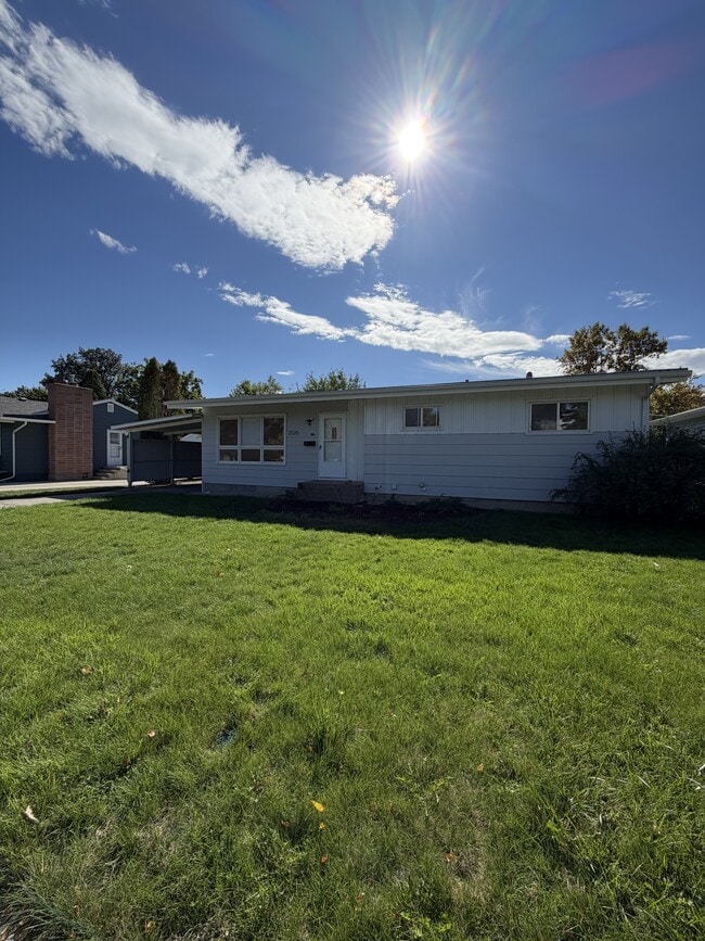 Building Photo - 2520 Lillis Ln