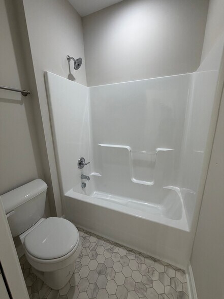 Building Photo - 407 Creeks Edge Dr