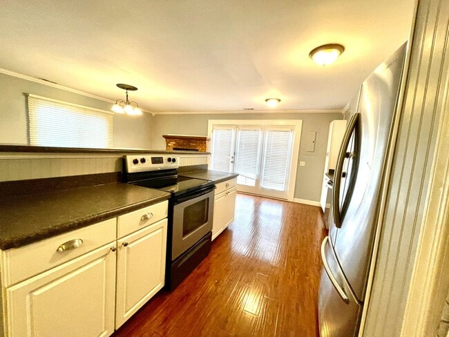 Building Photo - Beautiful 3-bedroom, 2.5-bathroom home