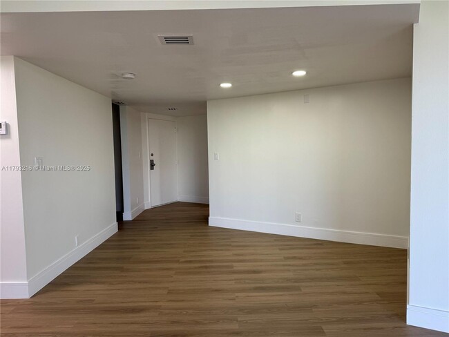 Building Photo - 3475 N Country Club Dr