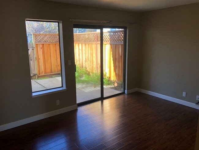 Building Photo - 2Br/2Ba - 1 Car Garage Townhouse in the He...