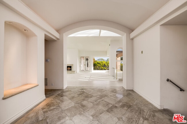 Building Photo - 1136 Calle Vista Dr