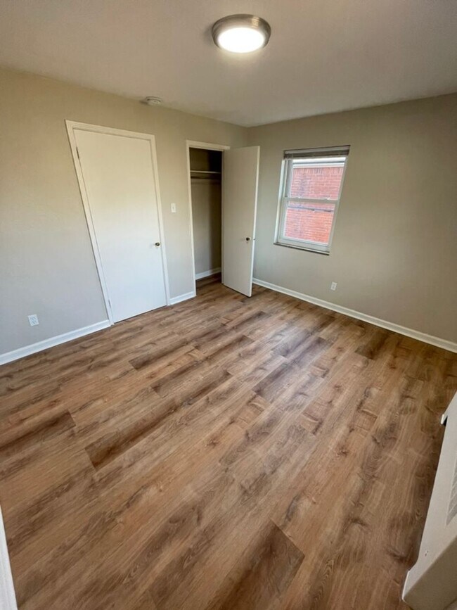 Building Photo - Spacious 1 Bedroom Apartment with Garage Space in the heart of Bellevue!