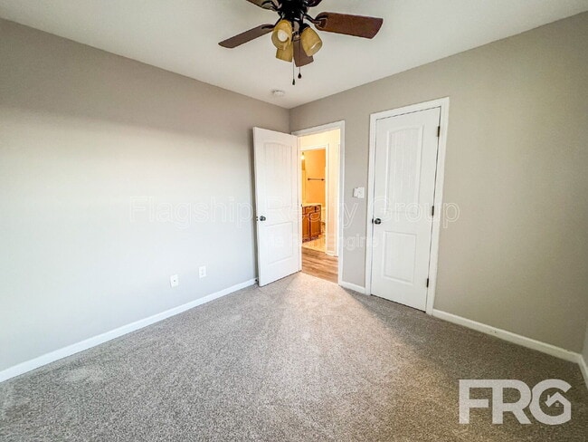 Building Photo - 200 Willow Pond Dr