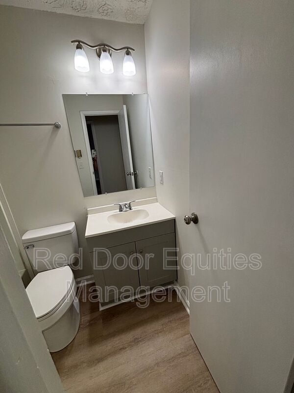 Building Photo - 709 W 6th Ave