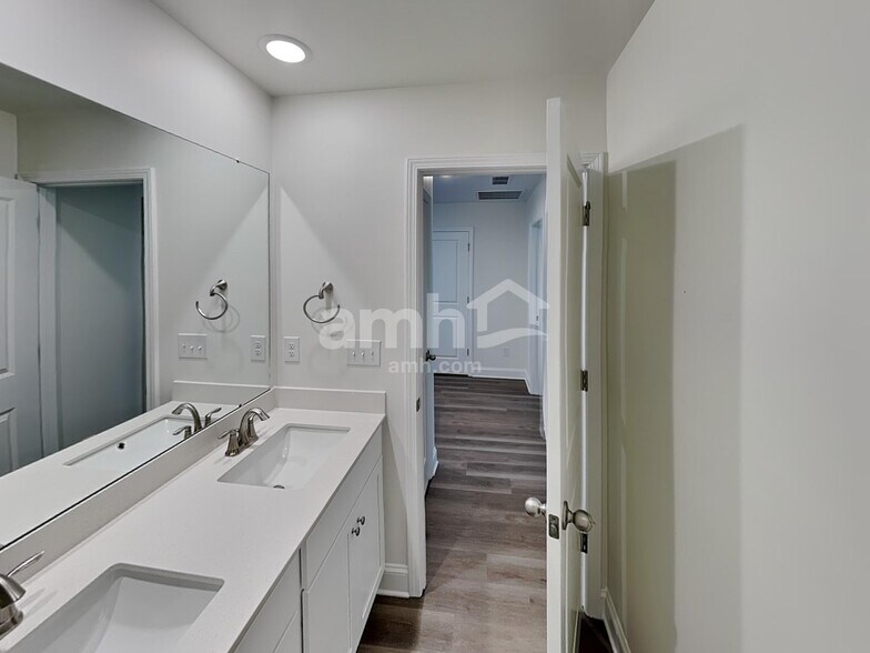 Building Photo - 6043 Rosemore Ln
