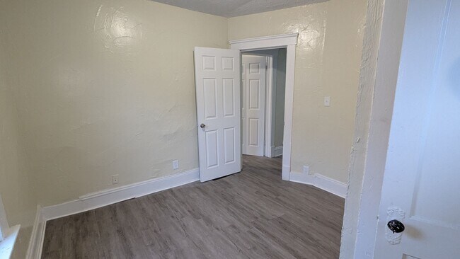 Building Photo - Welcome to this charming 3-bedroom, 1-bathroom home located in the heart of Akron