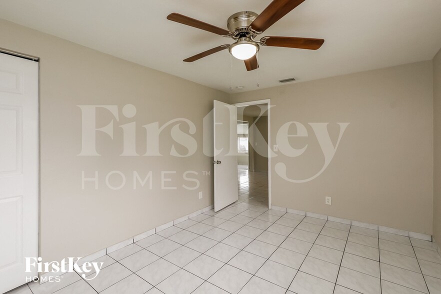 Building Photo - 5826 N Farragut Dr