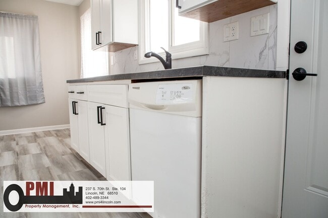 Building Photo - 820 S 38th St