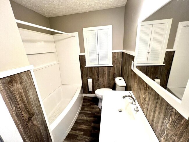 Building Photo - 252 Coovert St