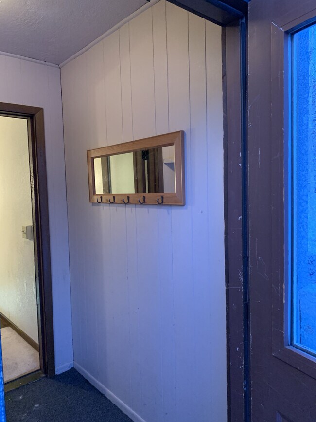 Building Photo - Rambling apartment B