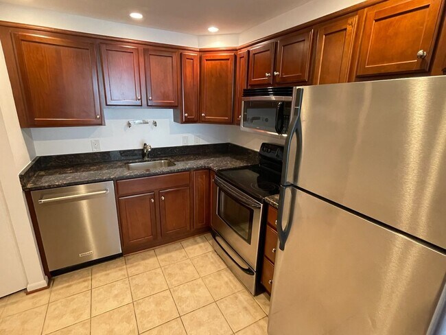 Building Photo - 2 bedroom 2 bath WITH PARKING
