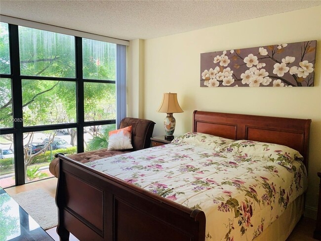 Building Photo - 17021 N Bay Rd