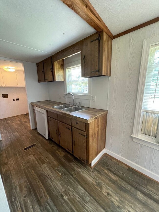 Building Photo - Adorable 3 BR | 2 BA in Snow Hill (Wayne C...