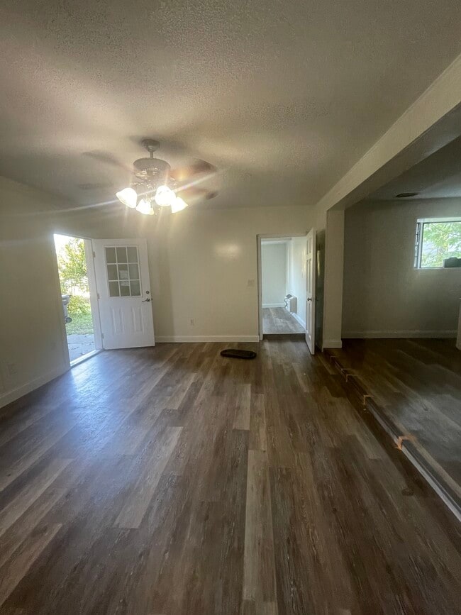 Building Photo - 187 Karen Dr