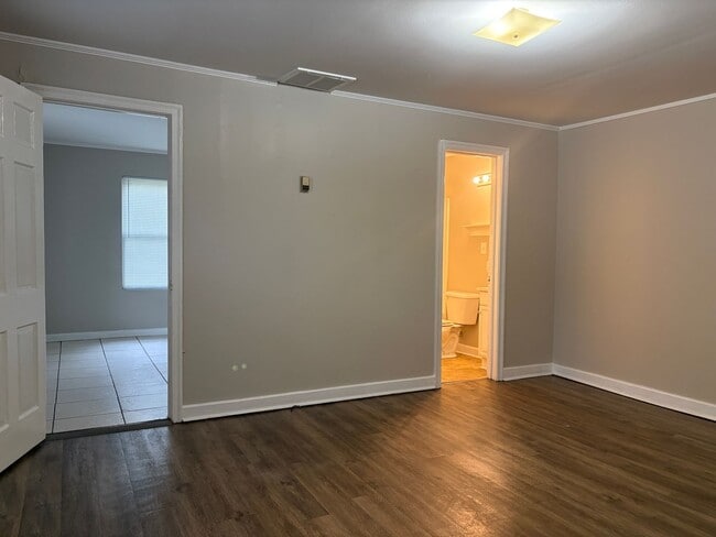 Building Photo - 1 Bedroom, 1 Bathroom Apartment in Greensb...