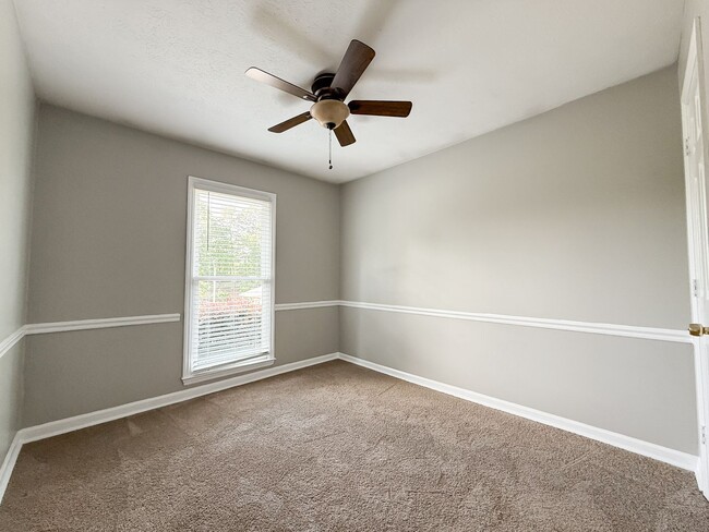 Building Photo - 5001 Sequoia Dr