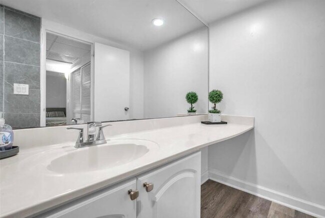 Building Photo - 4001 S Ocean Dr