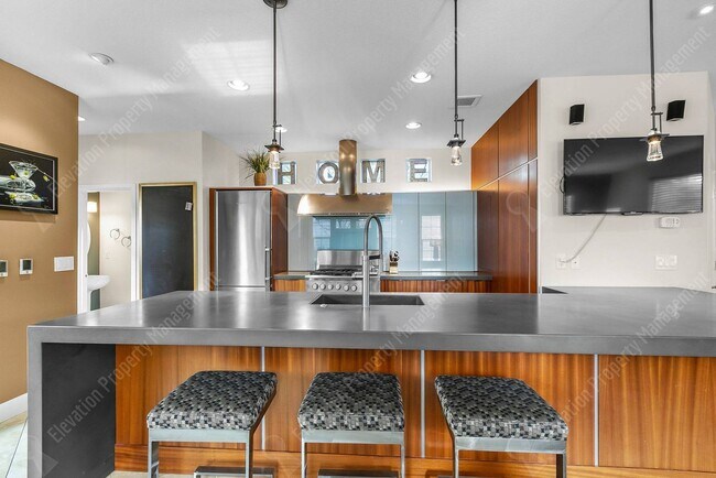 Building Photo - **UNFURNISHED** Charming and unique 2 BR in an upscale west Bend neighborhood