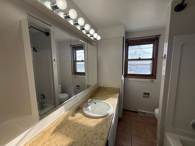 Building Photo - Two bedroom, One and half bathroom house! Pet friendly!