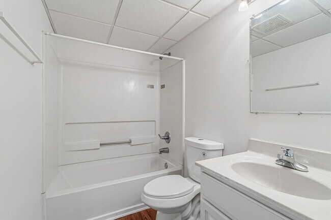Building Photo - 476 E Red Bud Rd