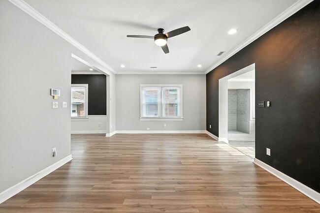 Building Photo - 931 Kenton Ave