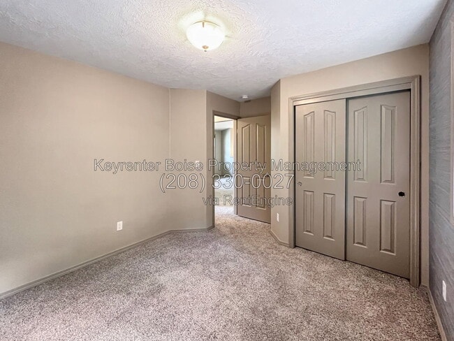 Building Photo - 5000 S Deselm Way