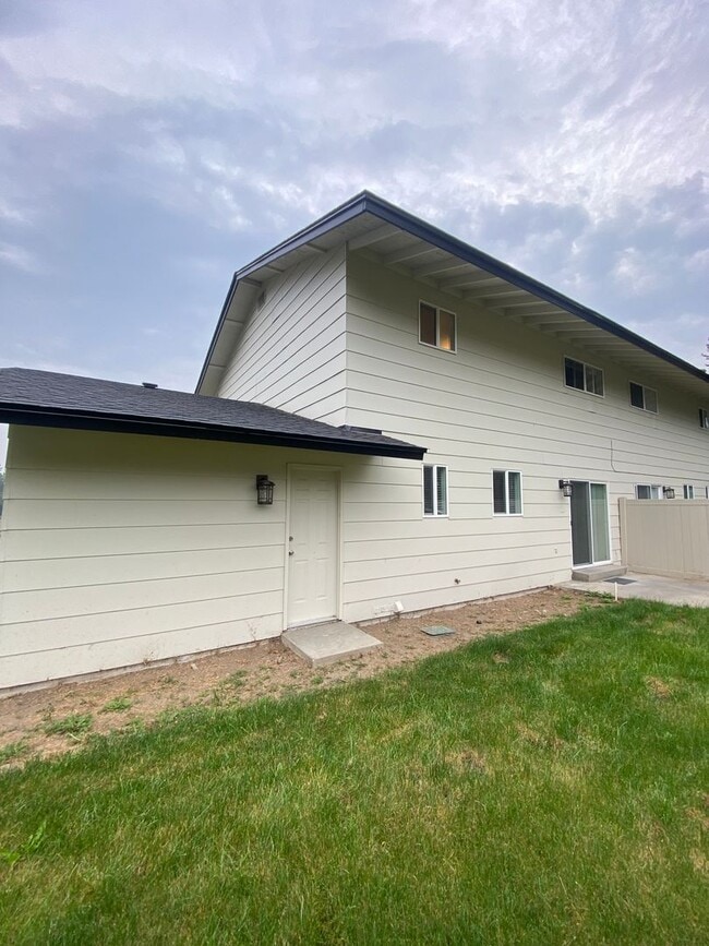 Building Photo - 20/22 Poplar Ave.