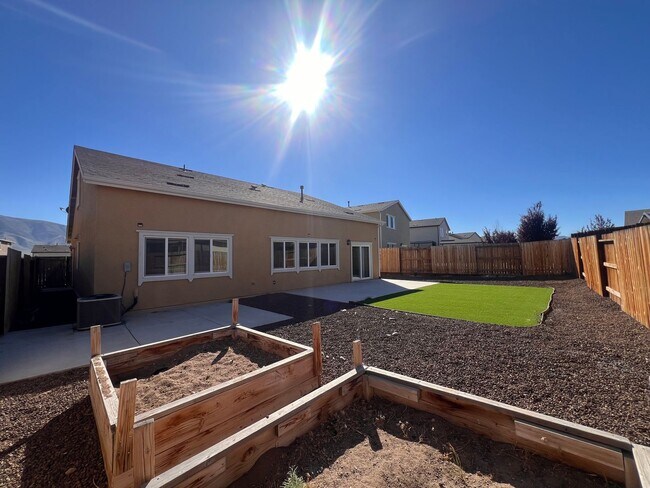 Building Photo - Luxurious 4 bedroom 3 bath family home in ...