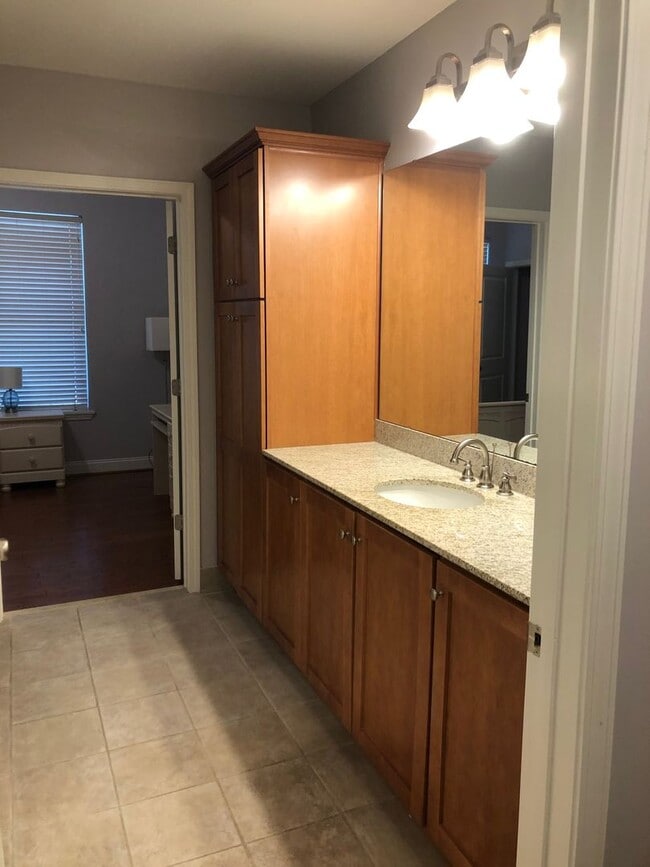 Building Photo - Luxury 2 Bedroom 2 Bath Near USC