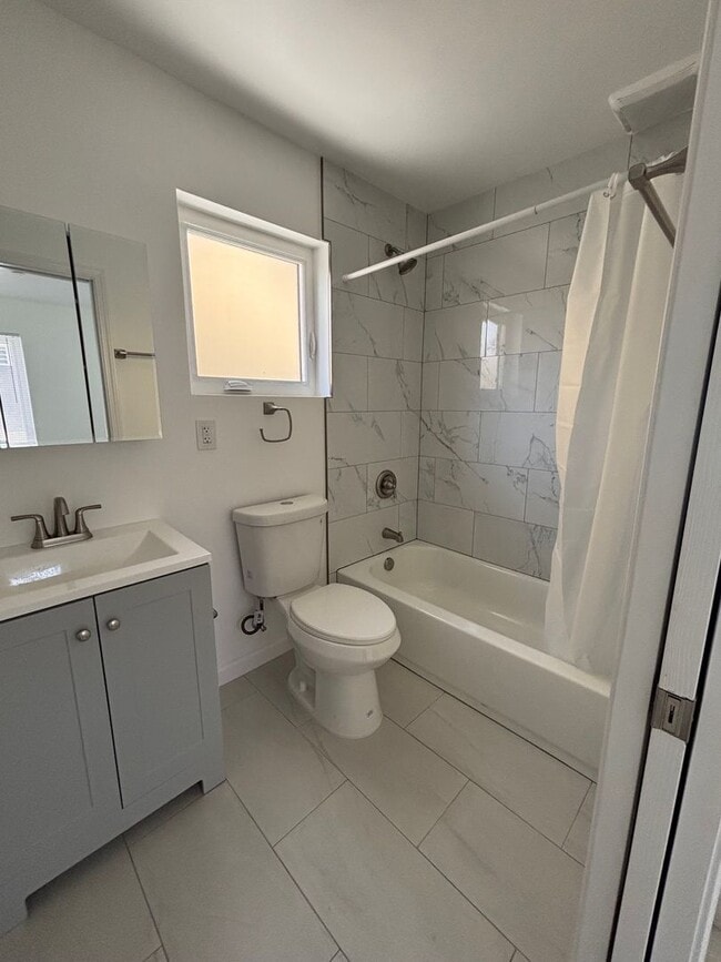 Building Photo - 3 bed 3 bath Home for Rent in San Diego WA...