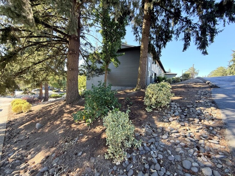 Building Photo - 17400 Webster Rd