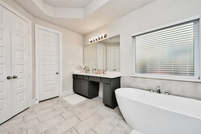 Building Photo - 7030 House Wren Ct