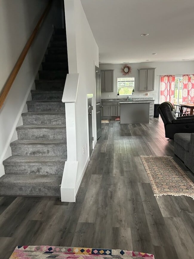 Building Photo - Modern & Bright 3-Bed End-Unit Townhome in...