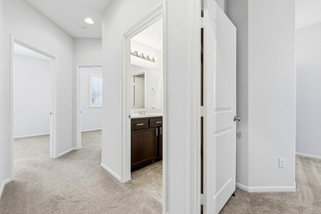 Building Photo - 1460 Mockingbird Ct