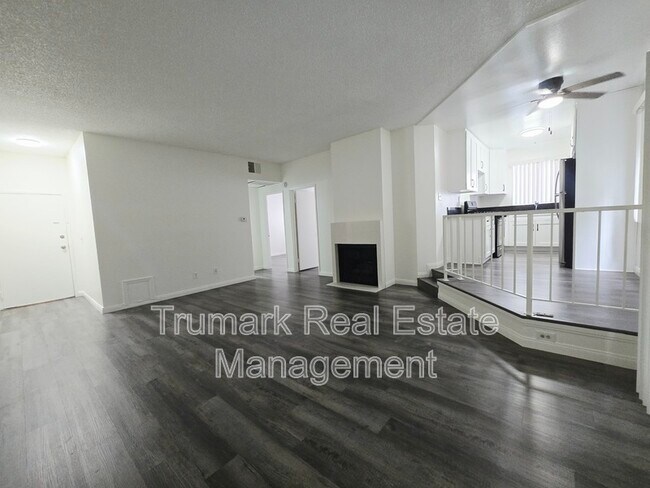 Building Photo - 14605 Burbank Blvd