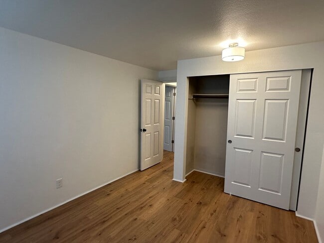 Building Photo - Sterling Heights Condo - Bellevue