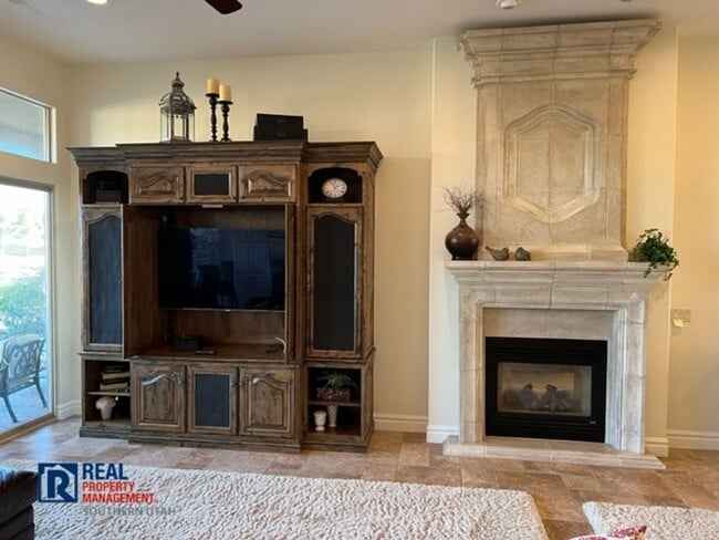 Building Photo - Fully Furnished Home